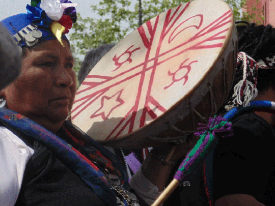 Mapuche woman with kultrun