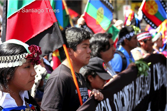 A group of Mapuches with flags and a banner