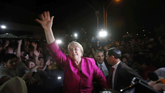 Michelle Bachelet waving to crowd