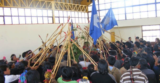 A crowd of Mapuches with a circle of chucas