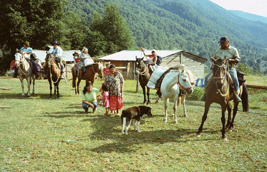 Several Mapuches on horses
